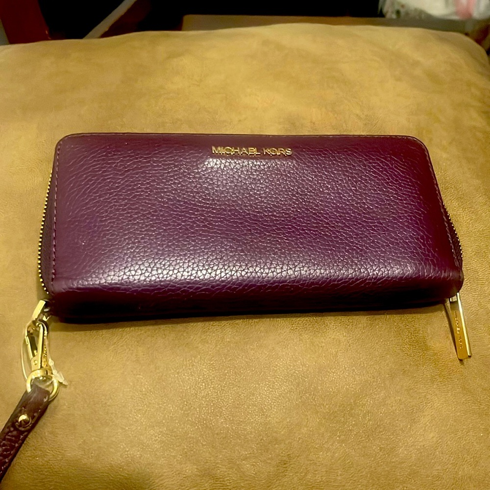 Used but in excellent condition Michael kors wallet